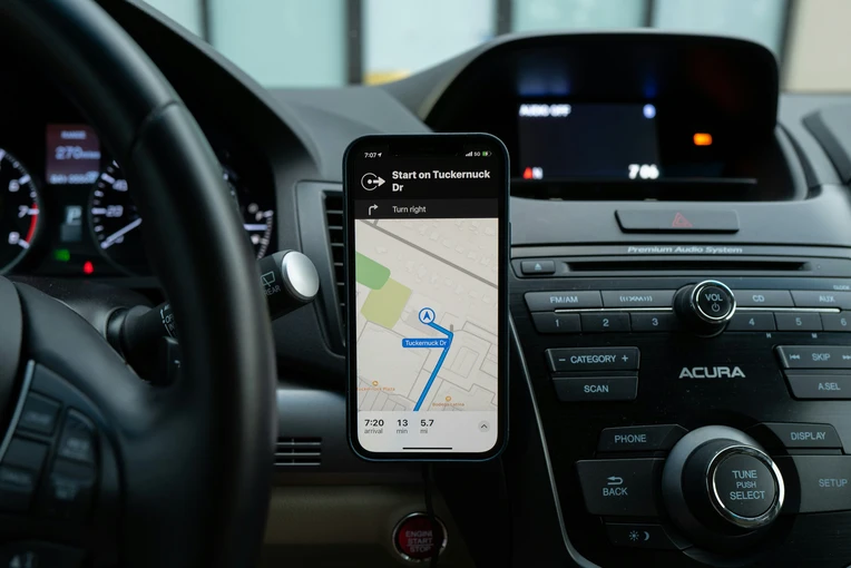 Navigationsapp auf dem Smartphone zur Wegfindung unterwegs im Auto.